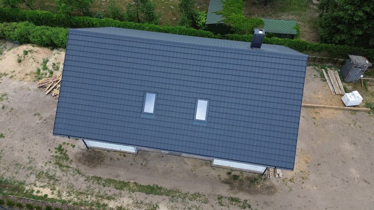 Widok pionowo z góry na równo ułożoną blachodachówkę